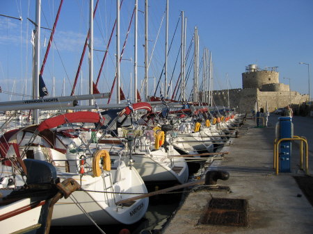 der Mandraki-Hafen in Rhodos