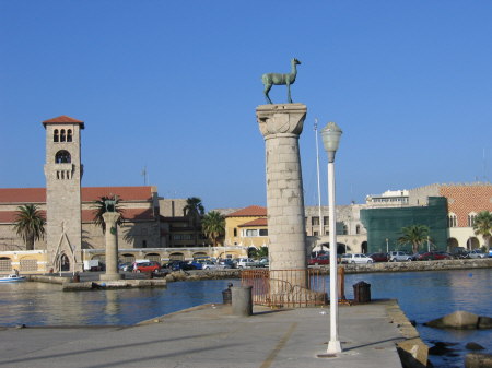 die Hafeneinfahrt in Rhodos