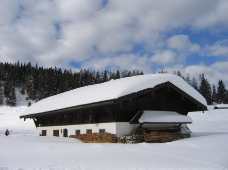 verschneite Almh�tte